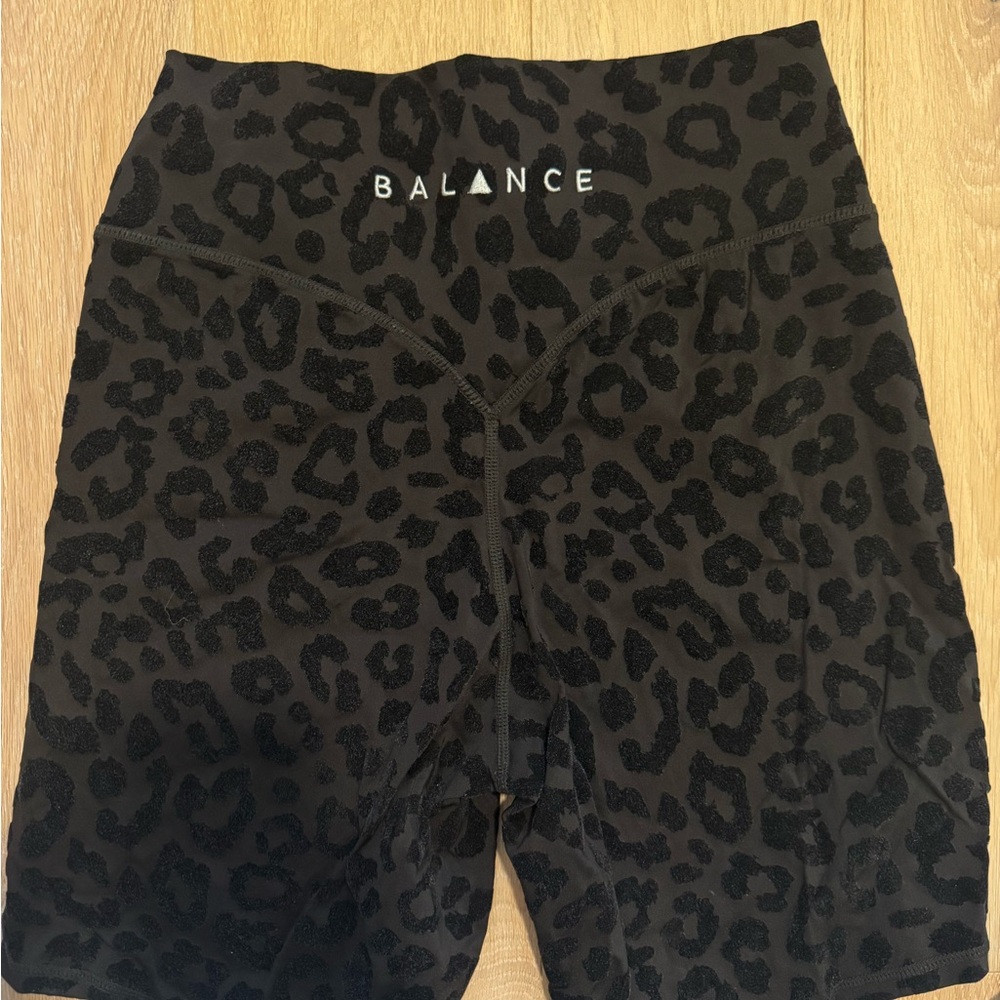 Balance athletica cheetah biker short - Picture 3 of 3